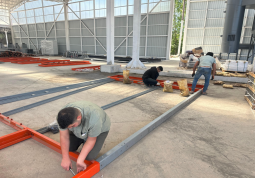 恩龙机械安装团队在土耳其工厂工作