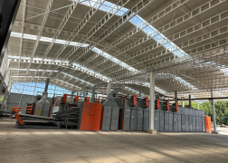 土耳其橡木厂房中的机器运行场景